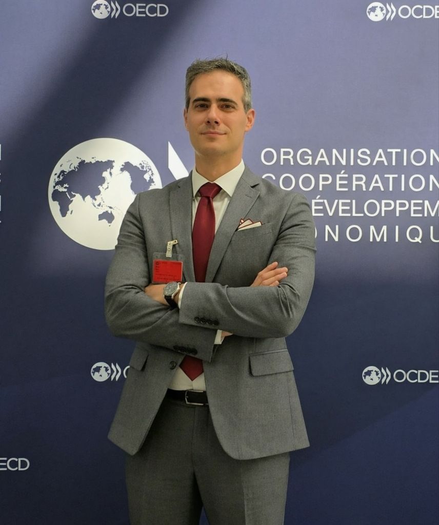 Guy Mor, a regulatory policy expert, showcasing international experience at the OECD. Leading smart regulation, reducing bureaucracy, and improving public policy.
גיא מור, מומחה לרגולציה ומדיניות ציבורית, מציג ניסיון בינלאומי במסגרת OECD. מוביל תהליכי רגולציה חכמה, הפחתת בירוקרטיה ושיפור מדיניות ממשלתית.