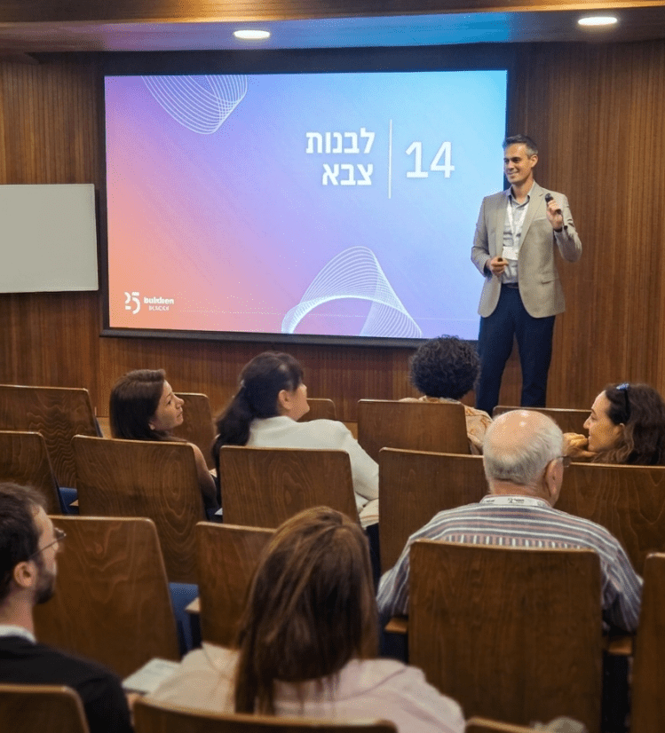 Guy Mor delivering a lecture on innovation, change management and leading complex reforms in government to a professional audience
