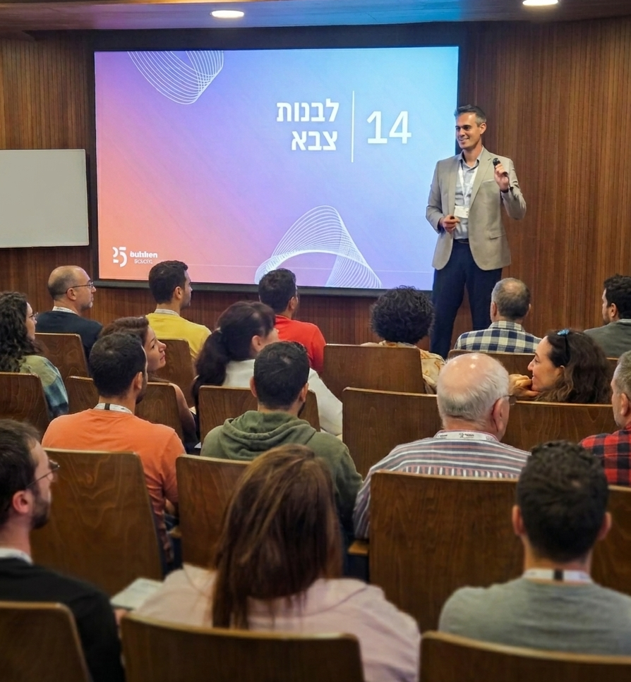 Guy Mor delivering a lecture on innovation, change management and leading complex reforms in government to a professional audience